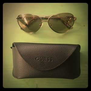 🔴BRAND NEW: GUESS Sunglasses⭐️